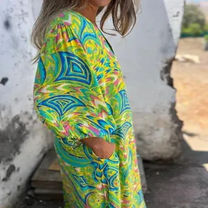 Détail de profil d'une robe longue à imprimé abstrait coloré avec poches et col en V
