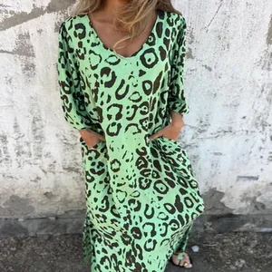 Robe longue chic vert menthe à col en V, imprimé léopard audacieux et poches latérales