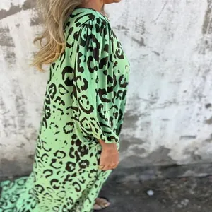 Vue latérale montrant le détail de l'imprimé léopard sur cette robe d'été verte.