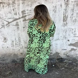 Vue détaillée d'une robe longue imprimé léopard vert lime pour les vacances d'été chic