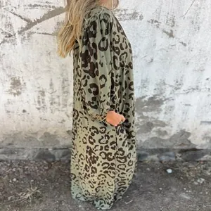 Détail d'une robe longue pour femme avec imprimé léopard vert olive pour les vacances