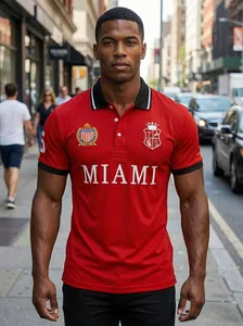 Λεπτομέρεια κόκκινου ανδρικού πόλο Miami με κεντητά εμβλήματα και λευκό κείμενο επάνω