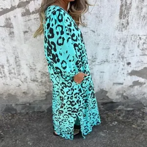 Détail de profil d'une robe longue turquoise à imprimé léopard avec poches latérales