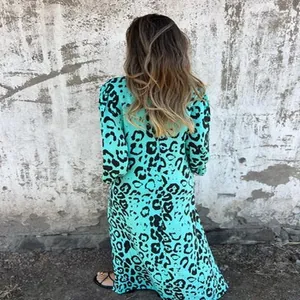 Vue arrière d'une robe longue imprimé léopard turquoise pour les vacances d'été