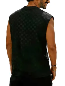 Vue arrière de ce débardeur pour hommes avec texture jacquard à damier noir élégante