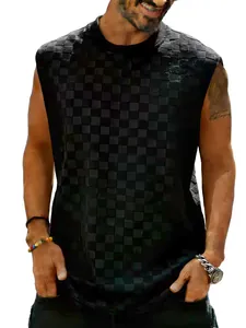 Gros plan d'un débardeur noir à damier jacquard pour homme montrant la texture sur mannequin