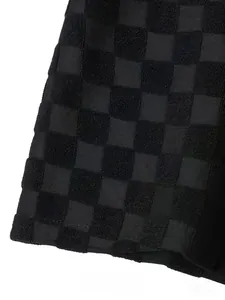 Gros plan sur la texture jacquard à damier noir d'un débardeur décontracté homme