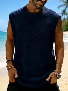 Détail du débardeur bleu marine à motif jacquard damier pour homme sur la plage.