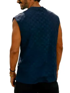 Vue de dos détaillée d'un gilet sans manches bleu marine pour hommes avec motif jacquard.