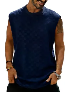 Détail d'un débardeur bleu pour homme avec motif jacquard à carreaux et coupe ample