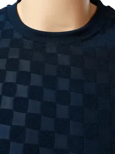Gros plan sur la texture jacquard à damier bleu foncé de ce débardeur pour homme