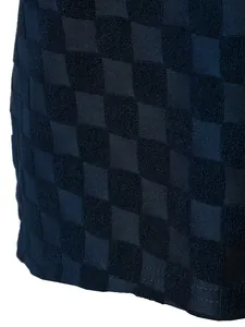 Gros plan sur le tissu jacquard à damier bleu marine du débardeur décontracté hommes