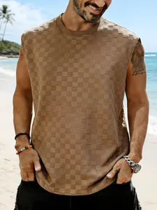 Détail d'un débardeur jacquard marron à damier pour homme porté sur une plage ensoleillée