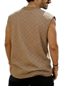 Vue arrière d'un débardeur pour homme avec un motif jacquard en damier subtil