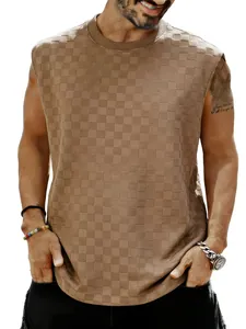 Gros plan d'un débardeur marron pour homme avec motif jacquard à damier et coupe ample