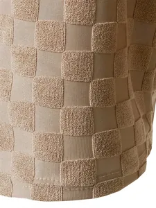 Gros plan de la maille jacquard à damier texturée d'un débardeur pour homme
