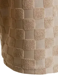 Vue détaillée du tissu jacquard à damier camel sur un débardeur d'été léger pour homme.