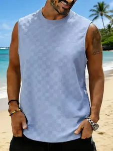 Gros plan de la texture jacquard à damier bleu clair sur un débardeur d'été homme.