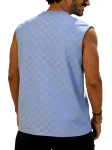 Vue arrière du gilet bleu clair sans manches pour homme avec motif jacquard à carreaux