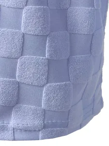 Gros plan détaillé sur le tissu jacquard à damier violet d'un débardeur pour homme.