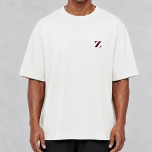 Detail van een oversized crème katoenen T-shirt met logo op de borst