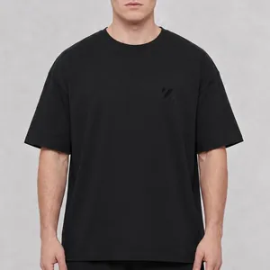 Gedetailleerd overzicht van een oversized zwart t-shirt van gewassen katoen met logo