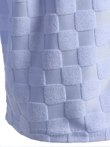 Détail macro du tissu jacquard à carreaux lavande pour débardeur sans manches homme