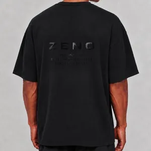 Detailweergave van de ZENO-logo-opdruk op de achterkant van een zwart katoenen T-shirt