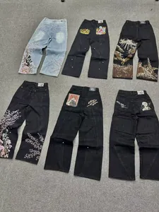 Vari stili di jeans Vescartes ricamati a gamba dritta e vestibilità ampia neri e blu.