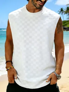 Détail du débardeur blanc à motif damier pour homme porté sur une plage ensoleillée