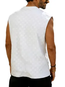 Vue arrière détaillée d'un débardeur blanc pour homme avec motif jacquard en damier