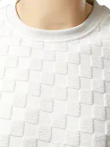 Gros plan sur la texture jacquard à damier blanc d'un débardeur pour homme