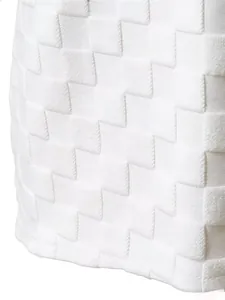 Vue détaillée de la texture tricotée jacquard à damier blanc d'un gilet d'été homme