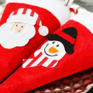 Portaposate natalizi in feltro rosso con decorazioni di Babbo Natale e pupazzo di neve