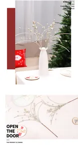 Vue détaillée de branches de baies de Noël pailletées dorées pour décorations DIY.
