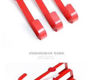 Hochwertige Detailansicht der rot lackierten Weihnachtskranz-Haken für die festliche Tür