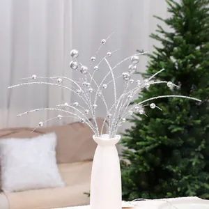 Branches de baies argentées pailletées pour décoration de sapin dans un vase blanc