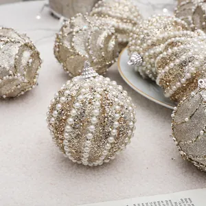 Juego de bolas de Navidad doradas brillantes con cadenas de perlas y purpurina.