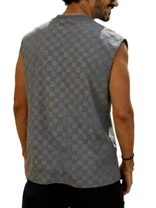 Vue arrière d'un débardeur gris pour homme avec motif jacquard à carreaux texturé