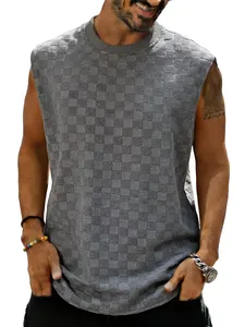 Débardeur gris pour homme avec motif jacquard à damier porté par un mannequin