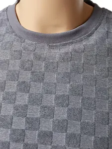 Détail de la texture jacquard à damier gris sur le gilet sans manches pour hommes