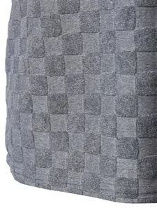 Détail rapproché du tissu jacquard à damier gris sur un débardeur pour homme
