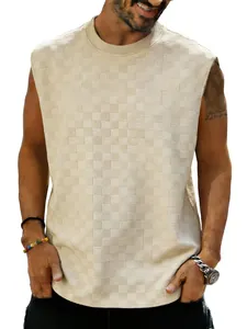 Vue détaillée de la texture de ce débardeur jacquard à carreaux crème pour homme.