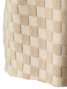 Vue macro détaillée montrant le tricot jacquard à damier beige texturé d'un gilet pour hommes.