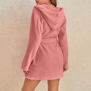 Vue arrière d'un peignoir à capuche en peluche rose pour femme avec texture douce.