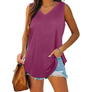 Vista dettagliata di una canotta viola da donna con scollo a V e pantaloncini di jeans