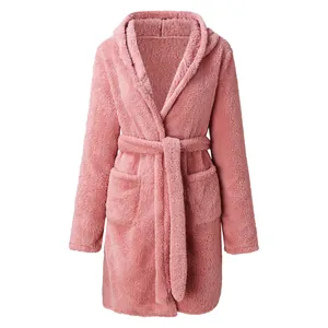 Peignoir à capuche en peluche rose pour femme avec polaire douce et ceinture nouée.