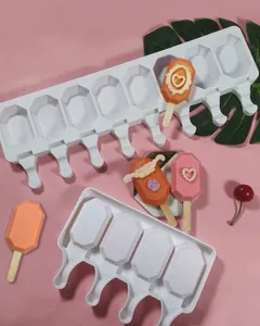 Detailansicht weißer achteckiger Silikon-Eisformen mit bunten Eiscreme-Leckereien