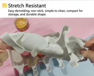 Nahaufnahme einer flexiblen weißen 4-Loch-Silikonform für Eis am Stiel im Oktogon-Design