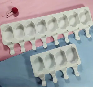 Detailansicht der weißen achteckigen Silikon-Eisformen mit 4 und 8 Vertiefungen für DIY-Eis